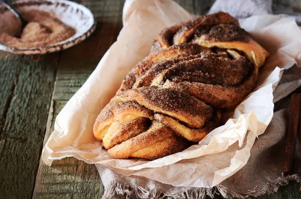 Skořice Kroucený Bochník Chleba Nebo Babka Tmavém Dřevěném Pozadí Zátiší — Stock fotografie