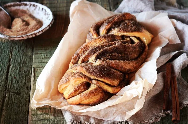 Skořice Kroucený Bochník Chleba Nebo Babka Tmavém Dřevěném Pozadí Zátiší — Stock fotografie