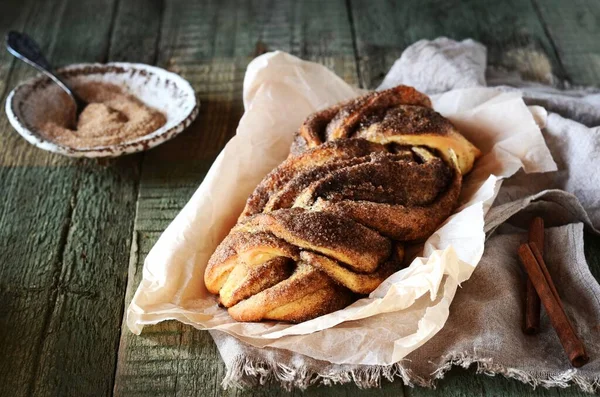 Cynamon Skręcony Bochenek Chleba Lub Babka Ciemnym Drewnianym Tle Martwa — Zdjęcie stockowe