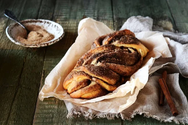 Pão Pão Torcido Canela Babka Fundo Madeira Escura Ainda Vida — Fotografia de Stock