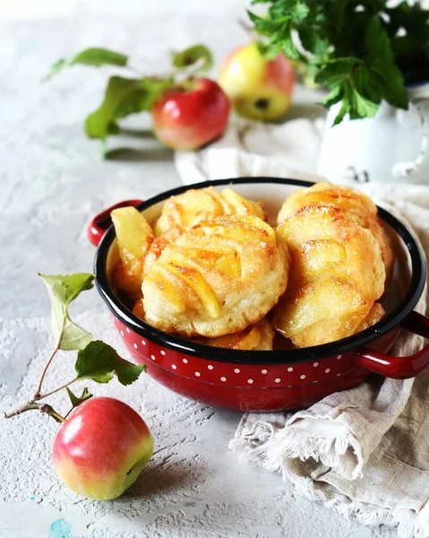 Pancakes Caramelized Apples Bowl Gray Background — Stock Photo, Image