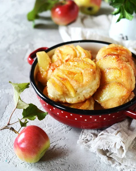 Pannkakor Med Karamelliserade Äpplen Skål Grå Bakgrund — Stockfoto