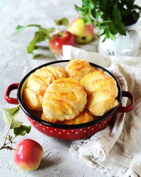 Pancakes Caramelized Apples Bowl Gray Background — Stock Photo, Image