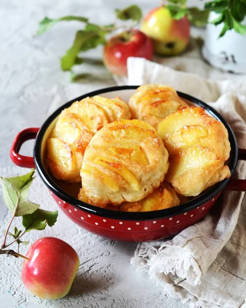 Pancakes Caramelized Apples Bowl Gray Background — Stock Photo, Image