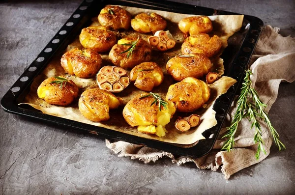 Patatas Rotas Horno Con Romero Plato Sobre Fondo Gris — Foto de Stock