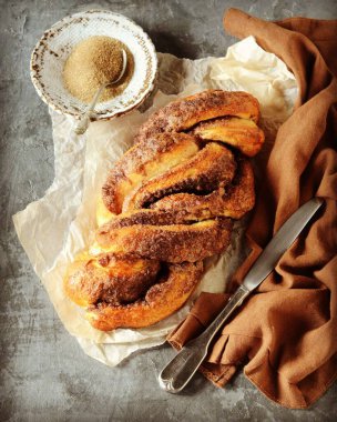 Tarçınlı somun ekmeği ya da gri bir arka planda babka, durgun bir hayat, köy tarzı.