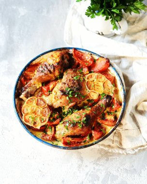 Domatesli tavuk budu ve kremalı sarımsak.