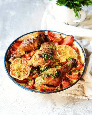 Domatesli tavuk budu ve kremalı sarımsak.