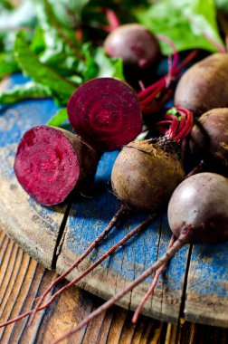 ahşap bir masa üzerinde taze pancar