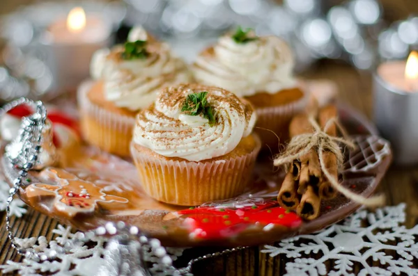 Weihnachtskuchen mit Sahne auf einem weihnachtlich dekorierten Tisch — Stockfoto