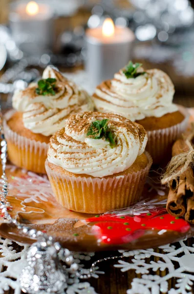 Weihnachtskuchen mit Sahne auf einem weihnachtlich dekorierten Tisch — Stockfoto