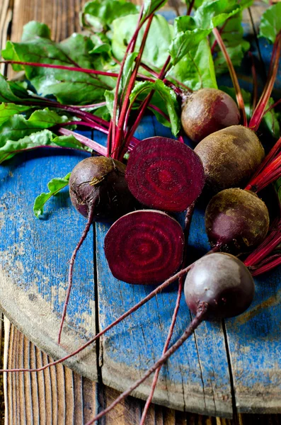 Verse bieten op een houten tafel — Stockfoto