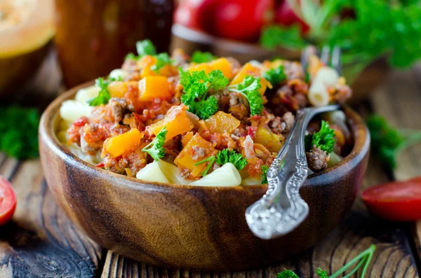 Pasta met vlees saus en pompoen — Stockfoto