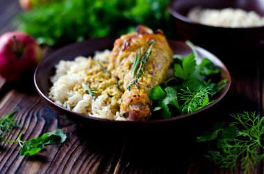 Pirinç garnitür ile pişmiş tavuk budu