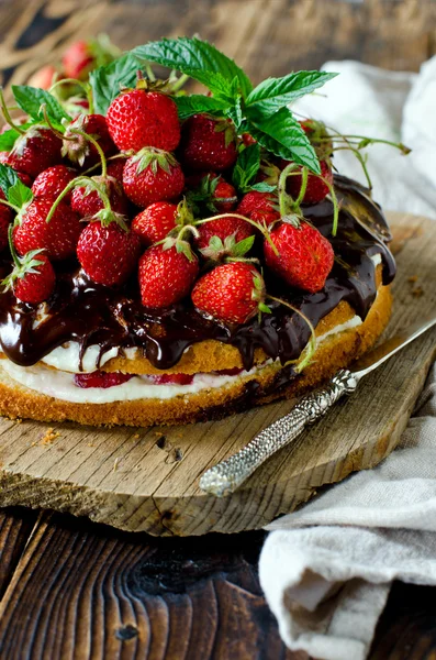 Pastel de esponja con crema, fresas y chocolate — Foto de Stock