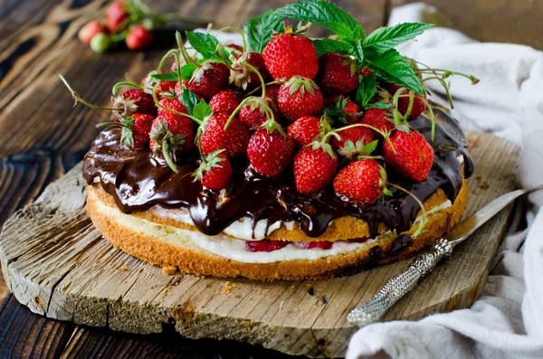 Bolo de esponja com creme, morangos e chocolate — Fotografia de Stock