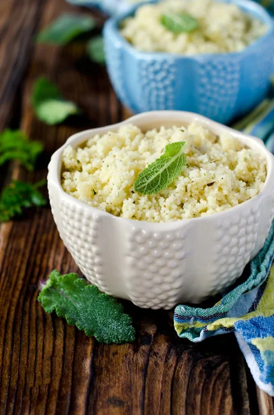 Cous cous com ervas em uma tigela de cerâmica — Fotografia de Stock