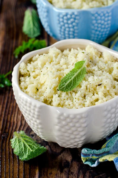 Cous cous com ervas em uma tigela de cerâmica — Fotografia de Stock