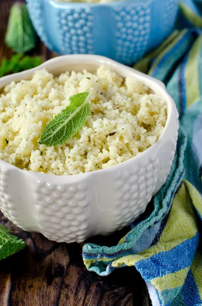 Cous cous com ervas em uma tigela de cerâmica — Fotografia de Stock