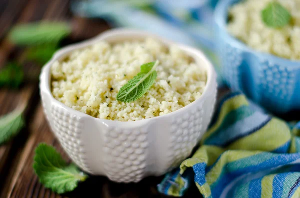 Couscous med örter i en keramikskål — Stockfoto