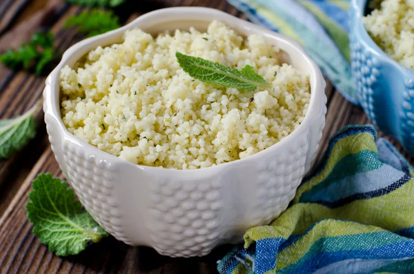 Cous cous com ervas em uma tigela de cerâmica — Fotografia de Stock