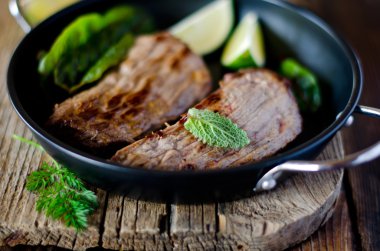 Otlar ile pişmiş et