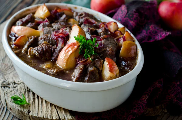 Beef baked with apples — Stock Photo, Image