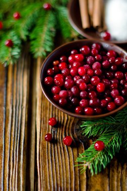 Kızılcık, şeker ve tarçın