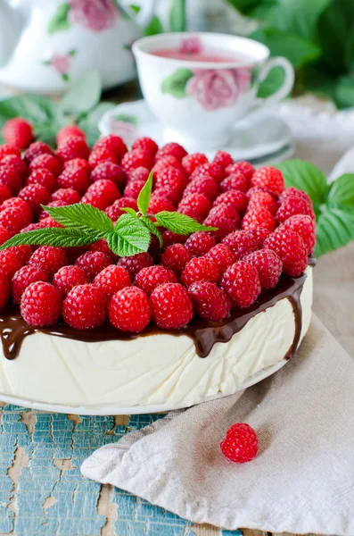 Bolo de queijo com framboesa e chocolate — Fotografia de Stock