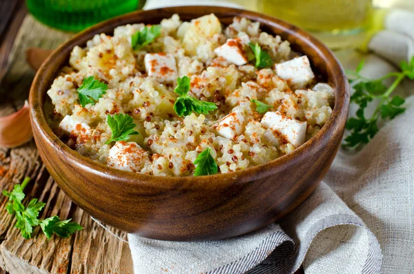 Sopa com quinoa e queijo feta — Fotografia de Stock