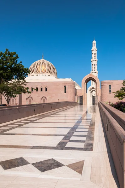 Entrada principal para homens Sultão Qaboos Mesquita, Mascate, Omã — Fotografia de Stock