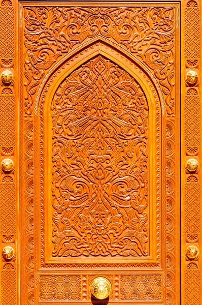 Houten gravures op de deur van een moskee, Muscat, Oman — Stockfoto