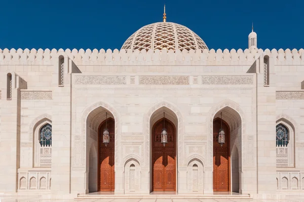 视图的主祈祷大厅的苏丹卡布斯清真寺，阿曼马斯喀特 — 图库照片