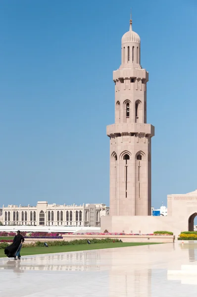 Niña yendo a la mezquita, Mascate, Omán — Foto de Stock