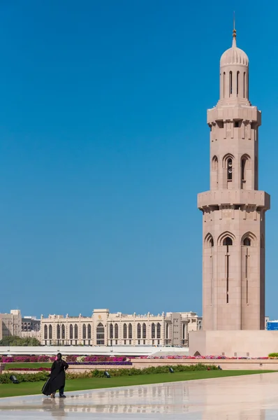 Fiatal lány megy mecset, Muscat, Omán — Stock Fotó