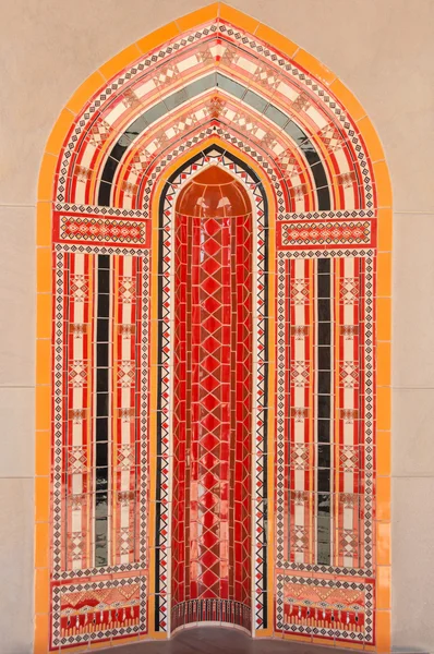 Röd islamisk arkitektur, Muscat, Oman — Stockfoto