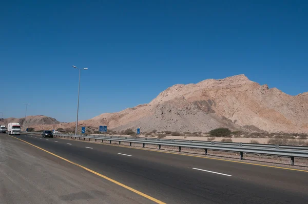 Imagem da estrada de Nizwa para a montanha Jebel Shams em Omã — Fotografia de Stock