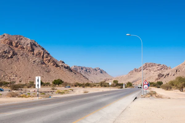 Imagem da estrada de Nizwa para a montanha Jebel Shams em Omã — Fotografia de Stock