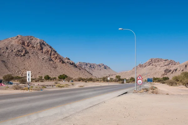 Imagem da estrada de Nizwa para a montanha Jebel Shams em Omã — Fotografia de Stock