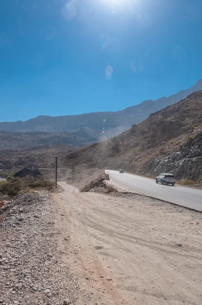 Vista da estrada que conduz da vila de Nizwa à montanha de Jebel Shams, Omã — Fotografia de Stock