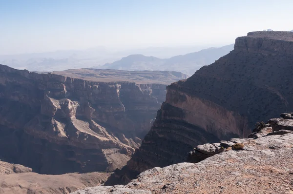 Гірським масивом Хаджар та Гранд-Каньйон Оман — стокове фото