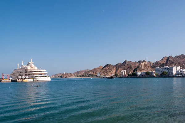 Muscat Corniche, tengerjáró hajó dokkolt, Omán — Stock Fotó