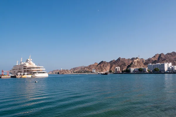 무스카트 Corniche 유람선 도킹, 오만 — 스톡 사진