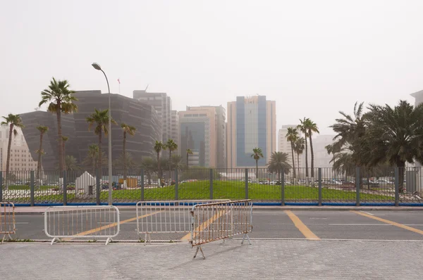 O horizonte de Doha em uma tempestade de areia, Qatar — Fotografia de Stock