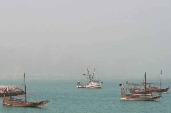 Boten (Dhow) afgemeerd in de zee in een zandstorm, in Doha, Qatar — Stockfoto