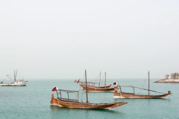 Barcos (Dhow) em Doha Corniche, Qatar — Fotografia de Stock