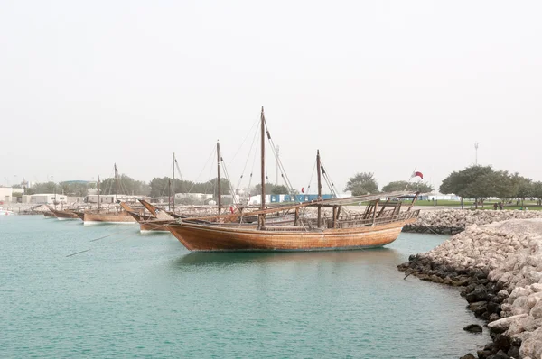 Boten (Dhow) afmeren bij Doha Corniche, Qatar — Stockfoto