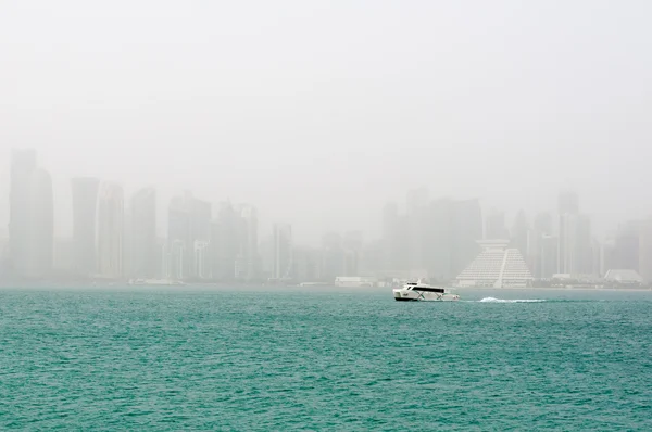 Doha Corniche in zandstorm, Doha, Qatar — Stockfoto