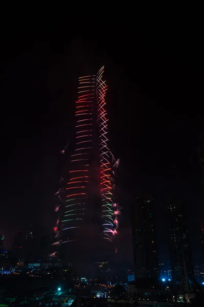 Фейерверки в центре Дубая и Бурдж Халифа в канун нового года 1 января 2015 — стоковое фото