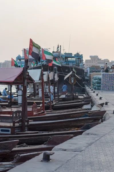 Tradicional Abra ferries no riacho em Dubai, Emirados Árabes Unidos — Fotografia de Stock